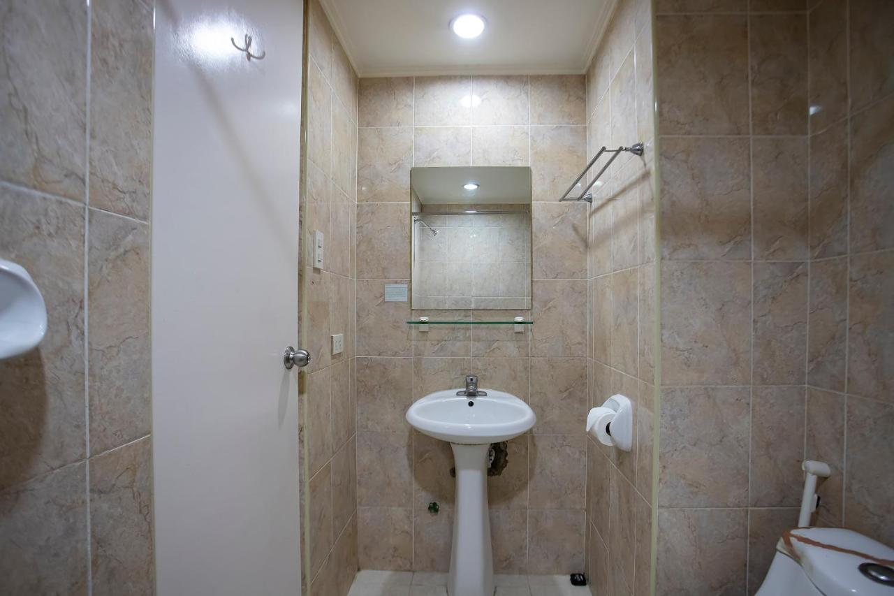 Oyo 821 Connector Hostel Makati City Bagian luar foto