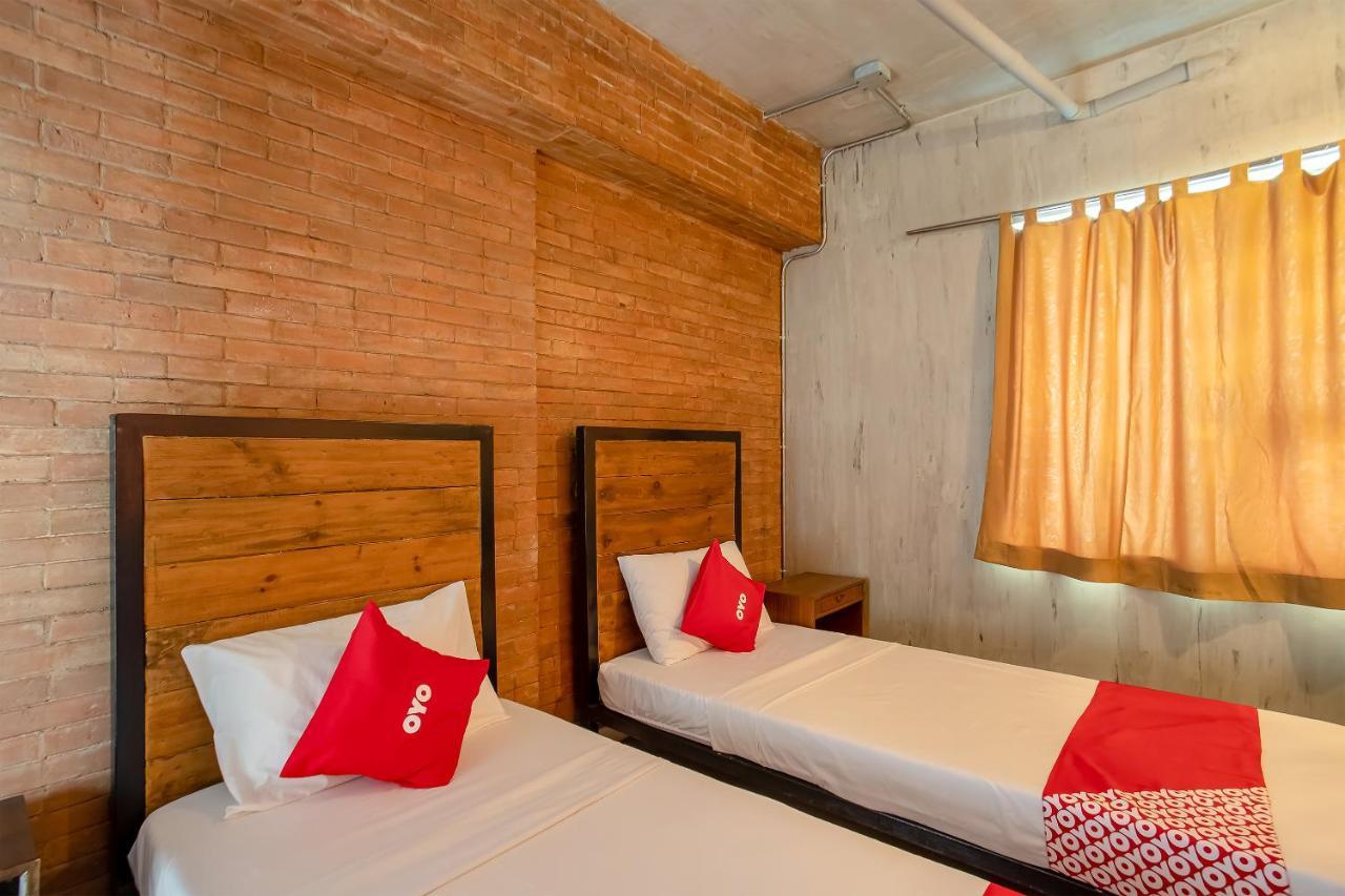 Oyo 821 Connector Hostel Makati City Bagian luar foto