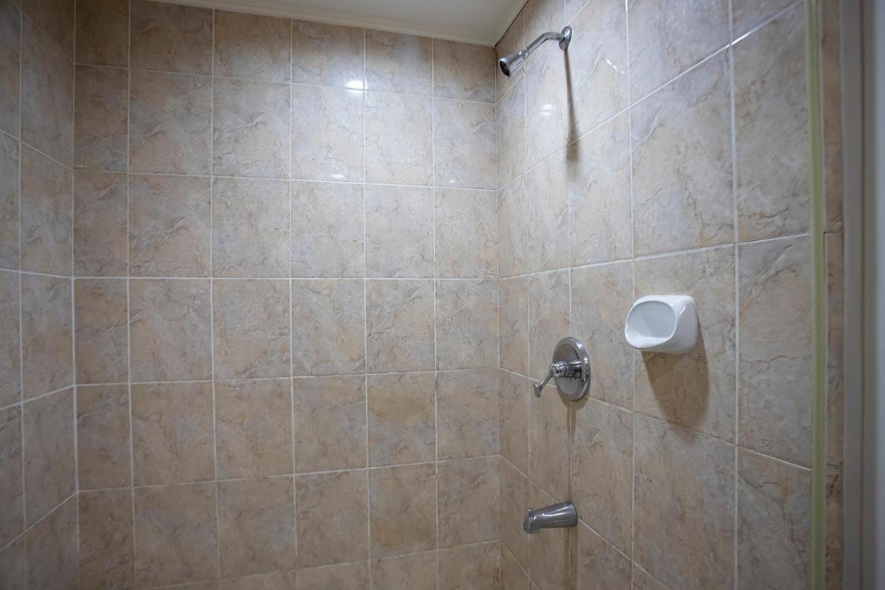 Oyo 821 Connector Hostel Makati City Bagian luar foto
